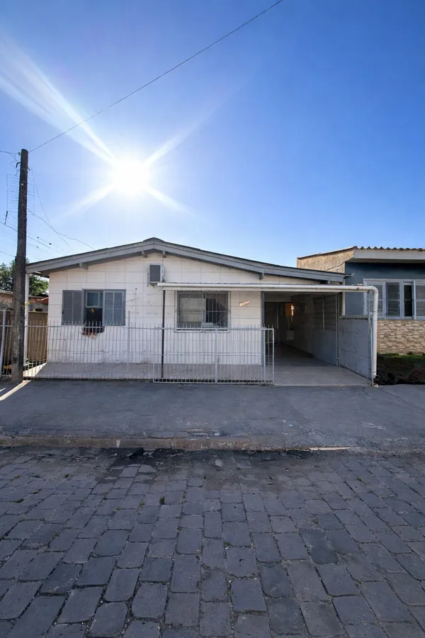 Casa à venda no Bairro Cruzeiro com localização estratégica