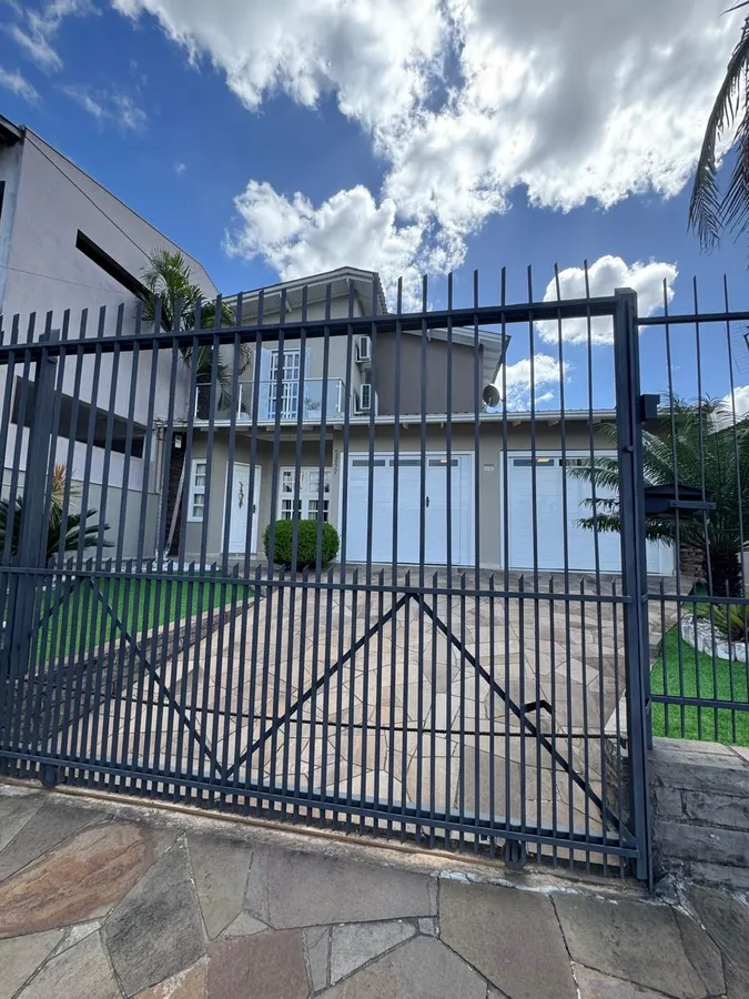 Casa com 3 quartos, sendo um suíte com closet. Bairro Cidade Nova