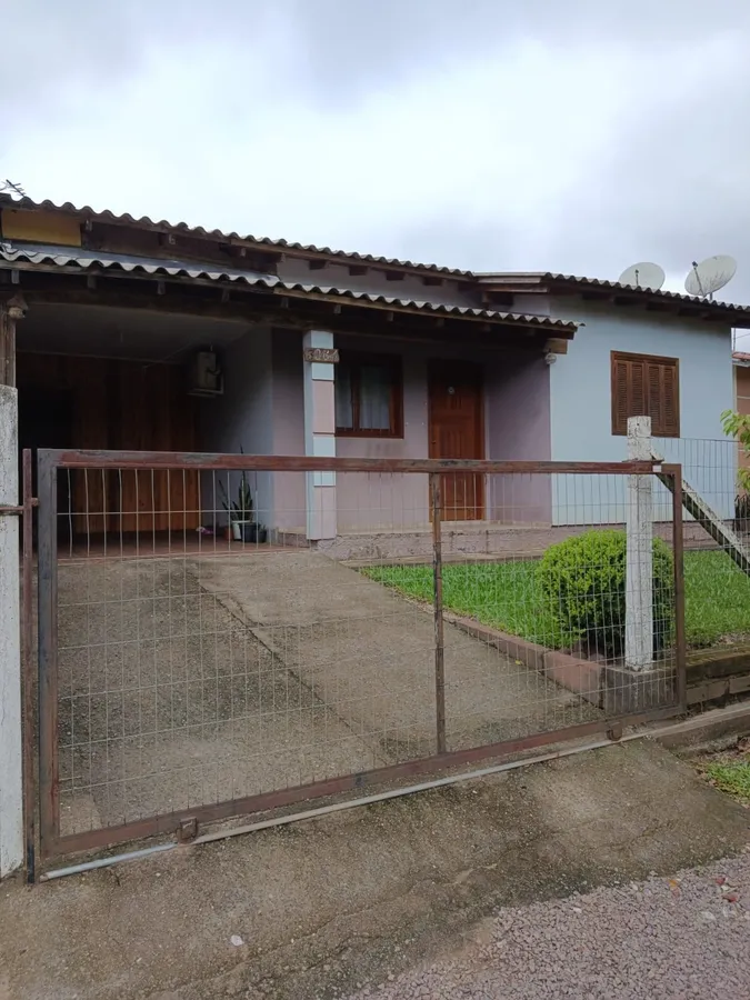 Ótima Casa com pátio amplo, 3 quartos e vaga para carro coberta
