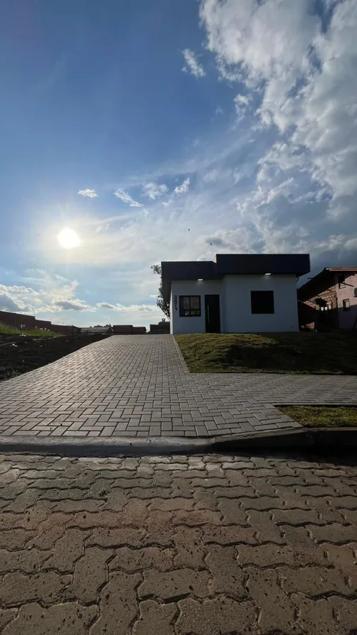 Casa com 2 quartos moderna e com terreno amplo