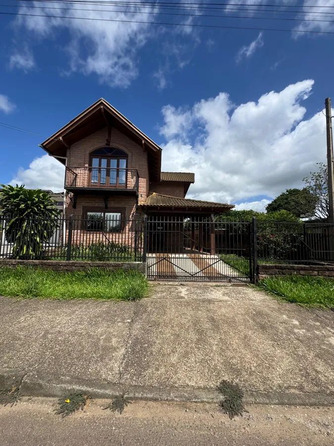 Linda casa de pedras com sacada e 3 quartos