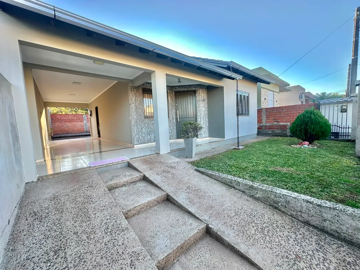 Casa com 100²,  pátio  e energia solar  no Bairro Xangrilá,