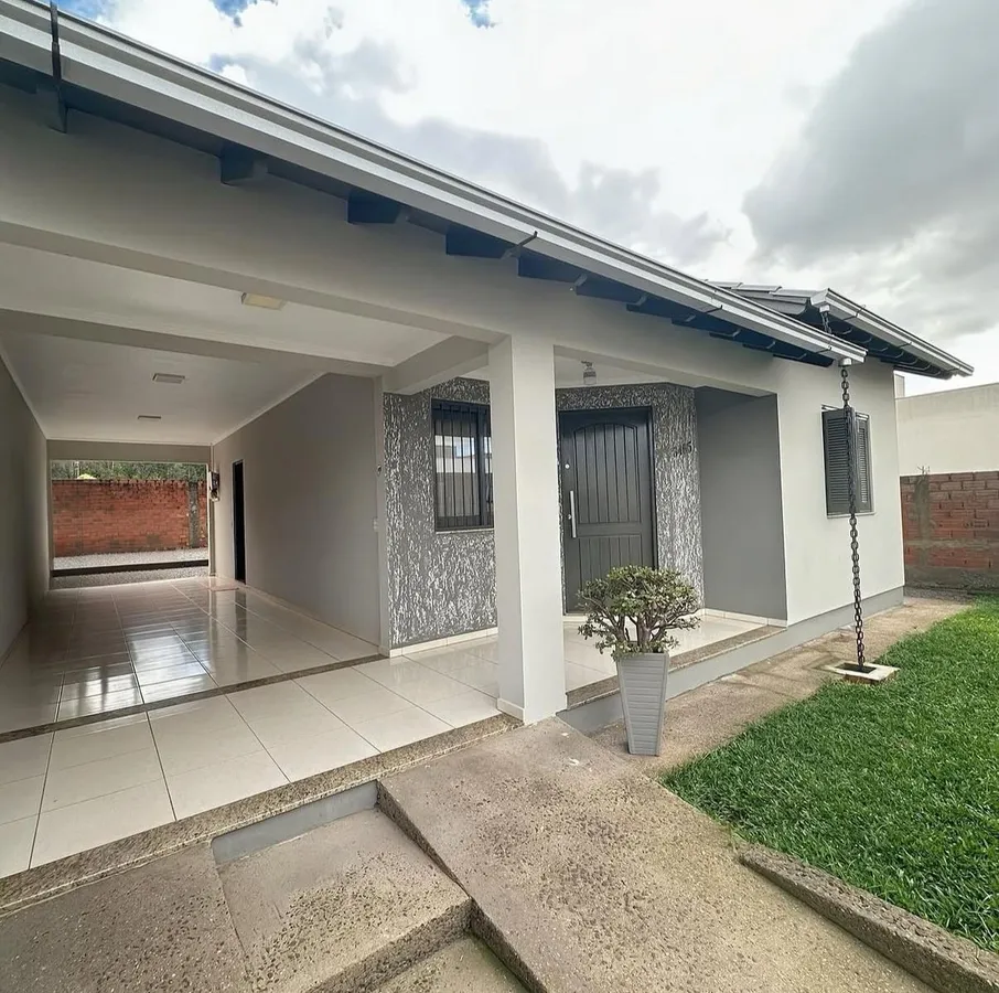 Casa com 2 quartos e pátio nos fundos no bairro  Xangrila