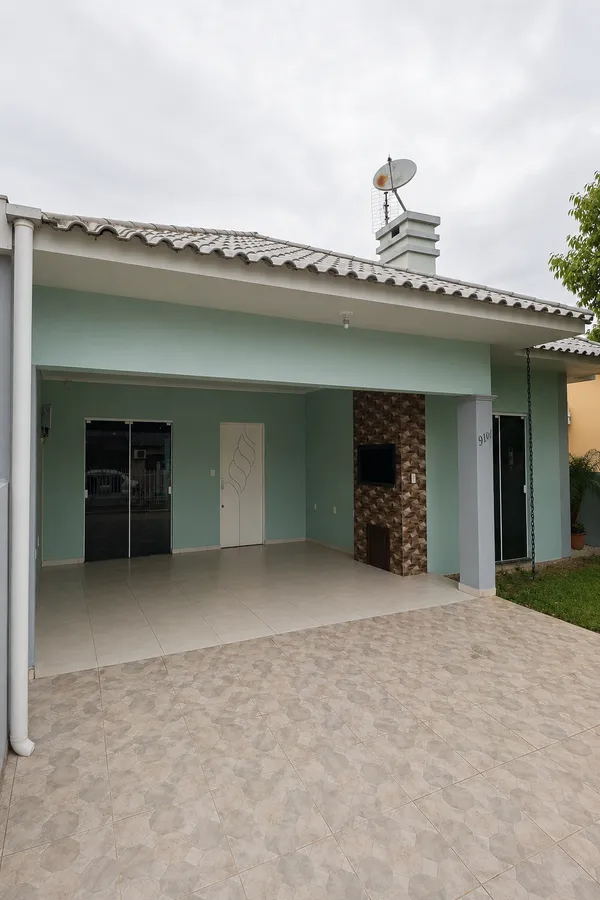 Casa 3 Dormitórios (1 Suíte), Piscina e Quiosque no bairro Santa Tecla.